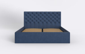 Granatowe łóżko velvet z metalowym stelażem.