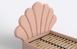 Różowe łóżko do sypialni z wezgłowiem w kształcie muszelki.