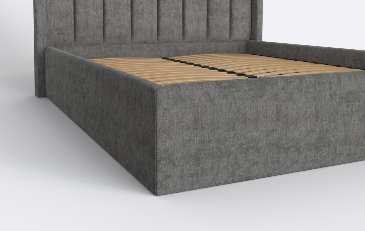 Szare łóżko tapicerowane z metalowym stelażem i pojemnikiem na pościel.