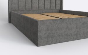 Szare łóżko tapicerowane z metalowym stelażem i pojemnikiem na pościel.