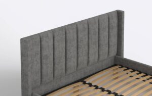 Wezgłowie szarego łóżka tapicerowanego, w pasy i z uszami.