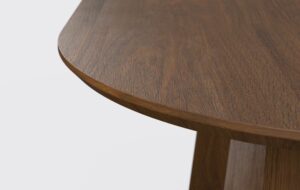 Owalny blat z podciętą krawędzią, grubość cztery centymetry, z płyty fornirowanej.