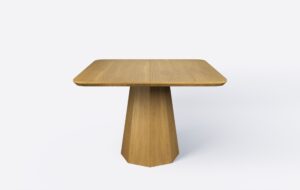 Kwadratowy stół na ośmiokątnej podstawie, z funkcją rozkładania, o minimalistyczny designie, drewniany, wykonany z forniru dębowego.