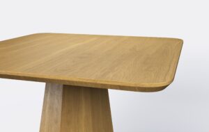 Obły kwadratowy blat stołu z funkcją rozkładania, na ośmiokątnej podstawie, dębowy, naturalny.