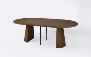 Okrągły rozłożony stół na jednej nodze, poszerzony o dwie wkładki, w kolorze ciemnego orzecha.
