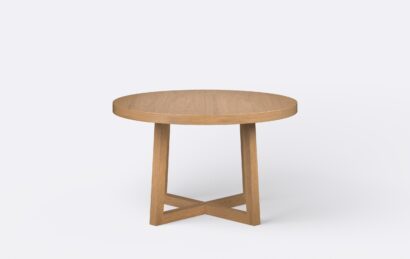 Jasny modernistyczny stół o okrągłym blacie, z funkcja rozkładania, nogi wykonane z litego drewna dębowego, wybarwienie naturalne.