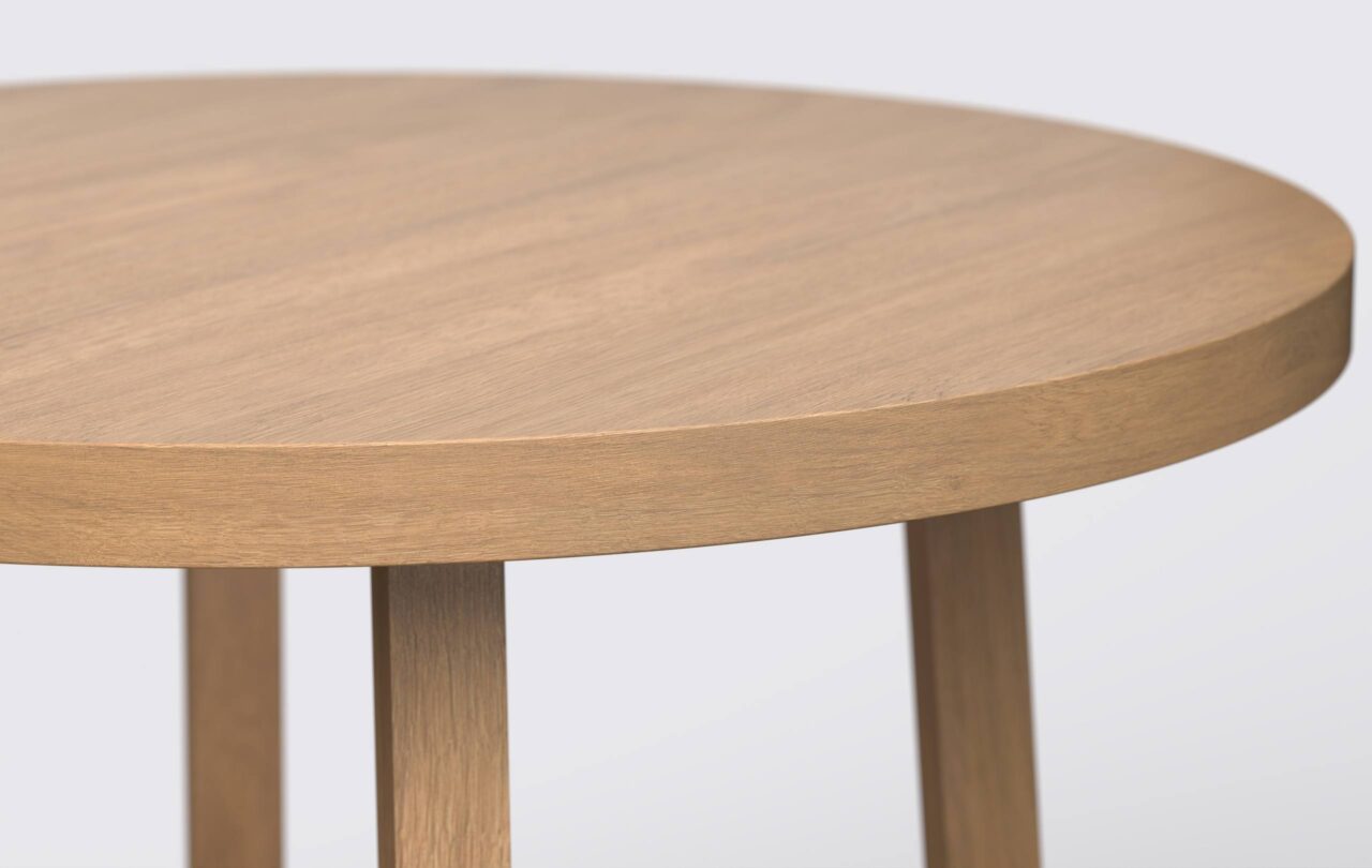 Okrągły stół z blatem o grubości 6 centymetrów, krawędź blatu prosta, wykonany z forniru dębowego.