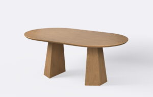 Stół owalny na podwójnej nodze z funkcją rozkładania, wykonany z naturalnego forniru dębowego.