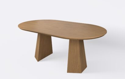 Stół owalny na podwójnej nodze z funkcją rozkładania, wykonany z naturalnego forniru dębowego.