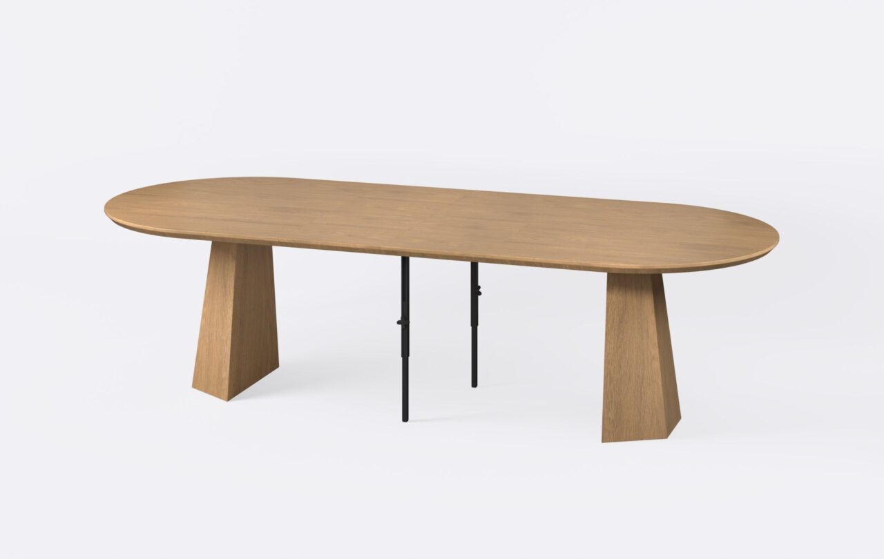 Rozłożony stół owalny, poszerzony o dwie wkładki, w stylu nowoczesnym, o minimalistycznym designie i jasnym kolorze.