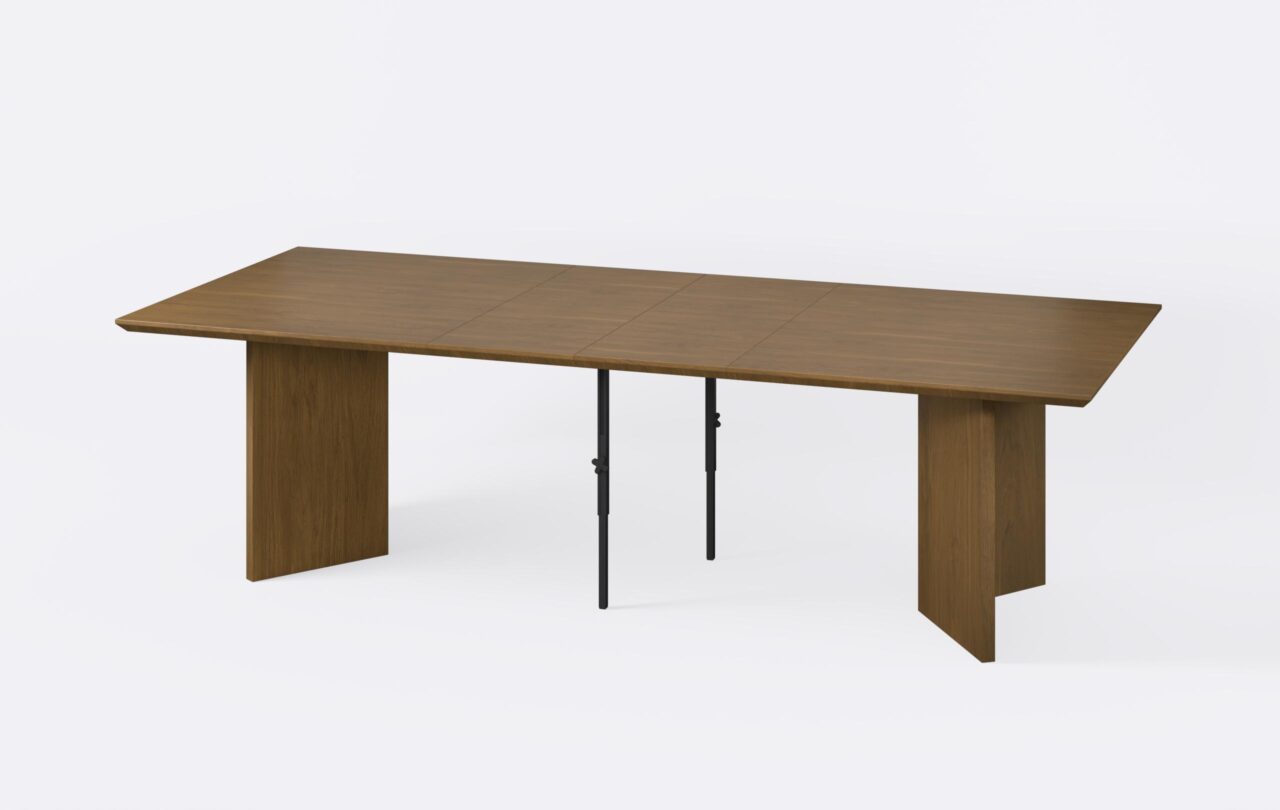 Rozłożony stół z dwoma wkładkami, wykonany z forniru dębowego.