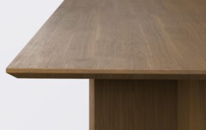 Blat z naturalnego forniru dębowego, krawędź podcięta od dołu.