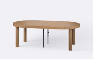 Rozłożony okrągły stół z dwoma wkładkami, na czterech nogach, nogi okrągłe z litego drewna.