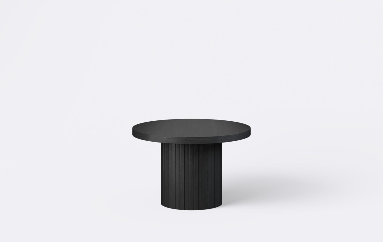 Czarny okrągły stolik kawowy do salonu na podstawie, ryflowany, wykonany z forniru.