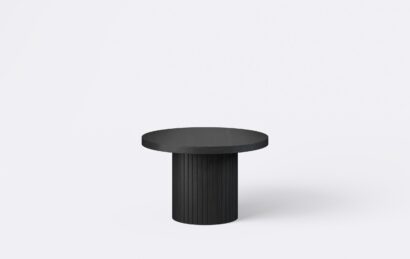 Czarny okrągły stolik kawowy do salonu na podstawie, ryflowany, wykonany z forniru.