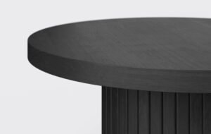 Okrągły stolik do salonu z lamelami, na jednej nodze, krawędź blatu prosta, modernistyczny, fornirowany.