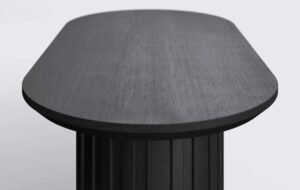 Blat stolika z podciętym blatem od dołu, czarny stolik, owalny.