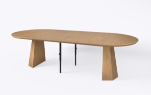 Rozłożony stół z trzema wkładkami, o ośmiokątnej nodze, w kolorze naturalnego dębu.