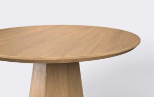 Stół z blatem podciętym od dołu, o naturalnym wybarwieniu, wykonany z forniru dębowego.