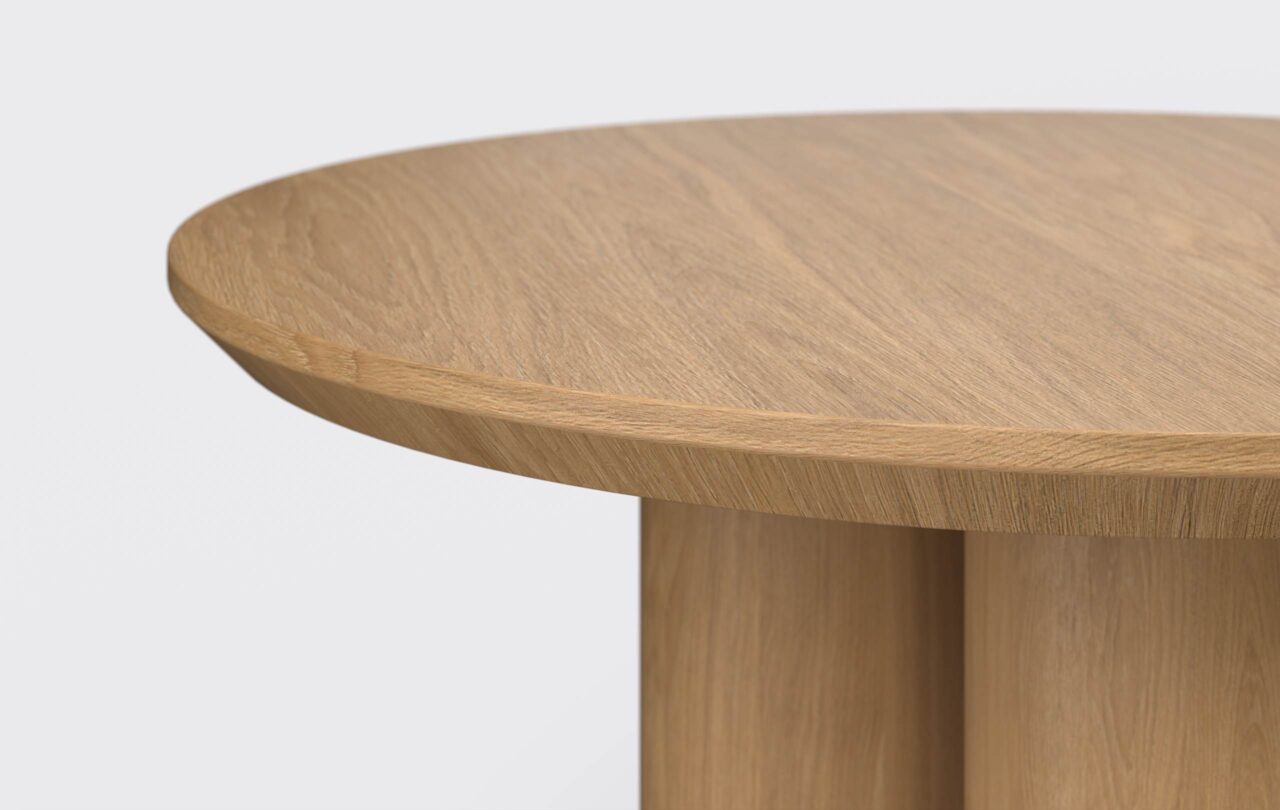 Stolik z blatem podciętym od dołu, fornirowany, w kolorze naturalnego dębu.