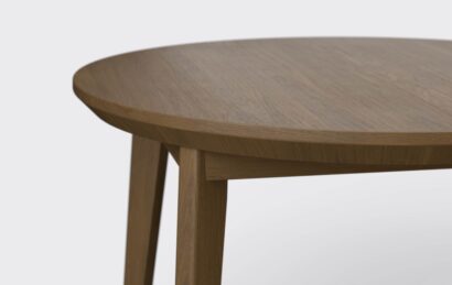 Blat stolika kawowego z podciętą krawędzią, nowoczesny, ciemny, wykonany z forniru dębowego.