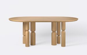 Stół do jadalni z owalnym blatem w stylu japandi.