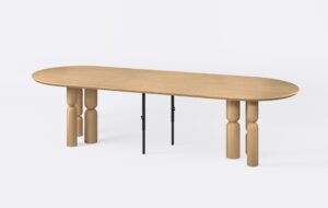 Rozłożony owalny stół do jadalni, poszerzony o dwie wkładki.