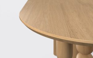 Blat stołu z podciętą krawędzią od dołu, wykonany z obłogu dębowego, w kolorze naturalnego dębu.