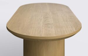 Stolik kawowy japandi, krawędź blatu podcięta od dołu, wykonany z naturalnego forniru dębowego.