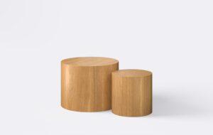 Komplet okrągłych stolików do salonu, w stylu japandi, dębowe, naturalne wybarwienie.