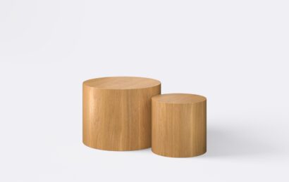 Komplet okrągłych stolików do salonu, w stylu japandi, dębowe, naturalne wybarwienie.