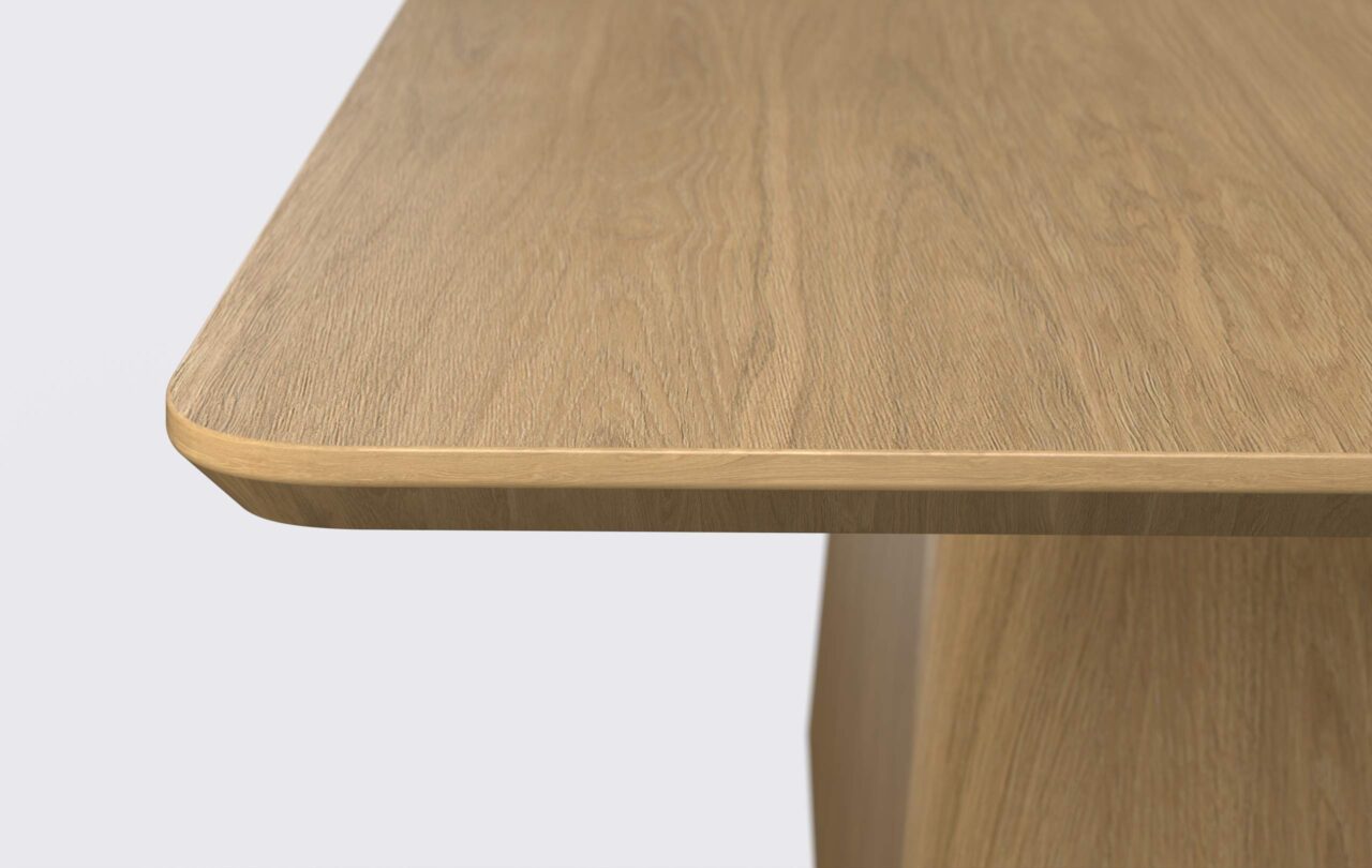 Prostokątny stół do kuchni z podciętym blatem, wykonany z forniru naturalnego.