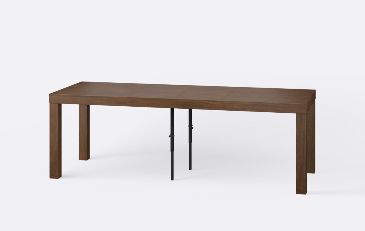 Dębowy rozłożony i poszerzony stół o dwie wkładki, blat prostokątny.