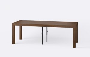 Dębowy rozłożony i poszerzony stół o dwie wkładki, blat prostokątny.