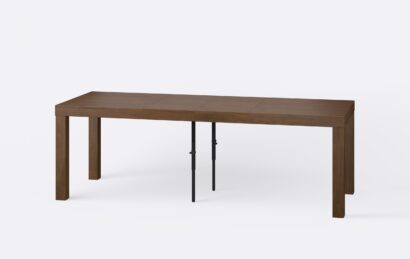 Dębowy rozłożony i poszerzony stół o dwie wkładki, blat prostokątny.