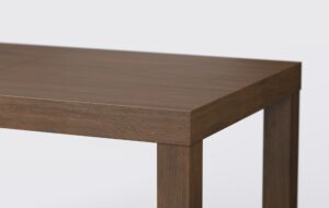 Stół z blatem o grubości 8cm, wykonany z naturalnego forniru.