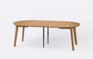 Rozłożony stół z 2 wkładkami, kształt blatu okrągły o grubości 4 cm.