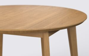 Okrągły stół z krawędzią podciętą od dołu, wykonany z forniru dębowego, z funkcją rozkładania.