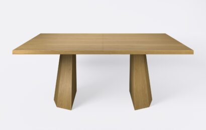 Stół na podwójnej podstawie i prostokątnym blacie, wykonany z naturalnego forniru, dębowy, o brunatnym wybarwieniu, estetyczny.