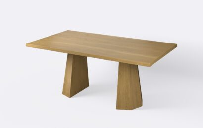 Prostokątny stół z funkcja rozkładania na dwóch nogach, drewniany, minimalistyczny design.