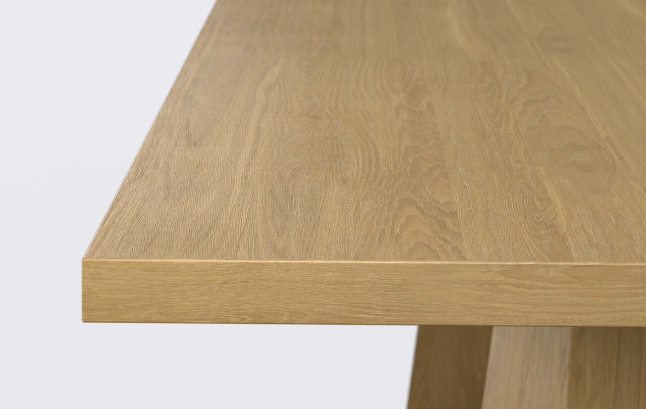 Blat prostokątnego stołu o prostej krawędzi, grubość 4 cm, wykonany z forniru, struktura dębu, odcień naturalny.