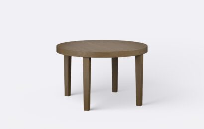 Ciemny dębowy stół na czterech nogach w kształcie stożka, możliwość rozłożenia.