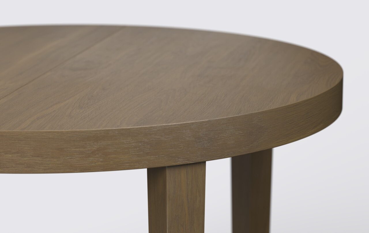 Okrągły stół z grubym blatem, wykonany z naturalnego dębowego forniru.