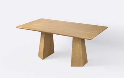 Dębowy prostokątny stół na dwóch nogach z funkcją rozkładania, o jasnym naturalnym wybarwieniu.