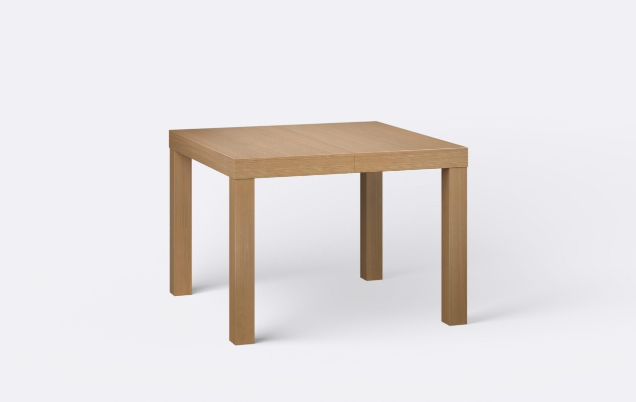 Klasyczny kwadratowy stół na czterech nogach, nogi wykonane z litego drewna, o jasnym naturalnym wybarwieniu.