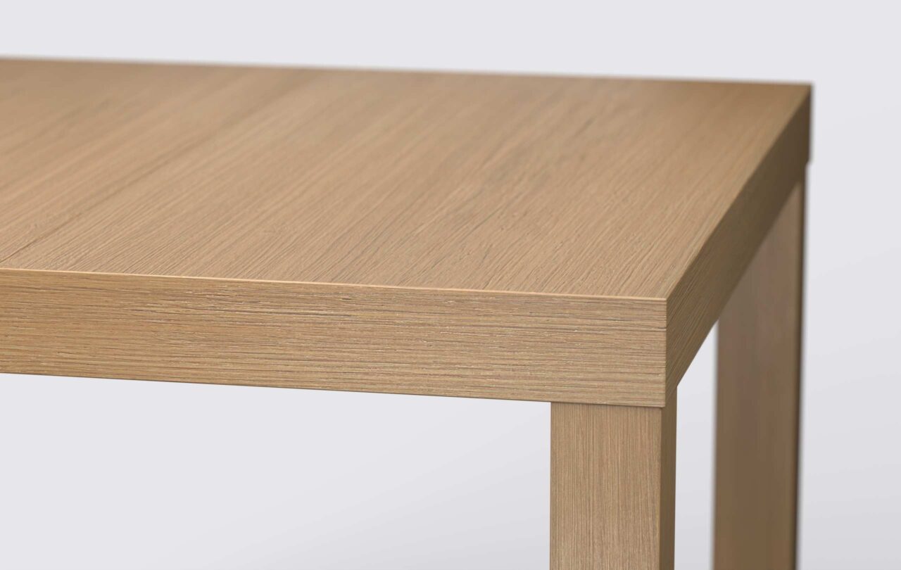 Kwadratowy stół z blatem o grubości 8 cm, o jasnym kolorze, wykonany z naturalnego forniru dębowego, możliwość rozłożenia.