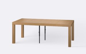 Drewniany minimalistyczny rozłożony stół, poszerzony o dwie wkładki, minimalistyczny styl.