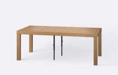 Drewniany minimalistyczny rozłożony stół, poszerzony o dwie wkładki, minimalistyczny styl.