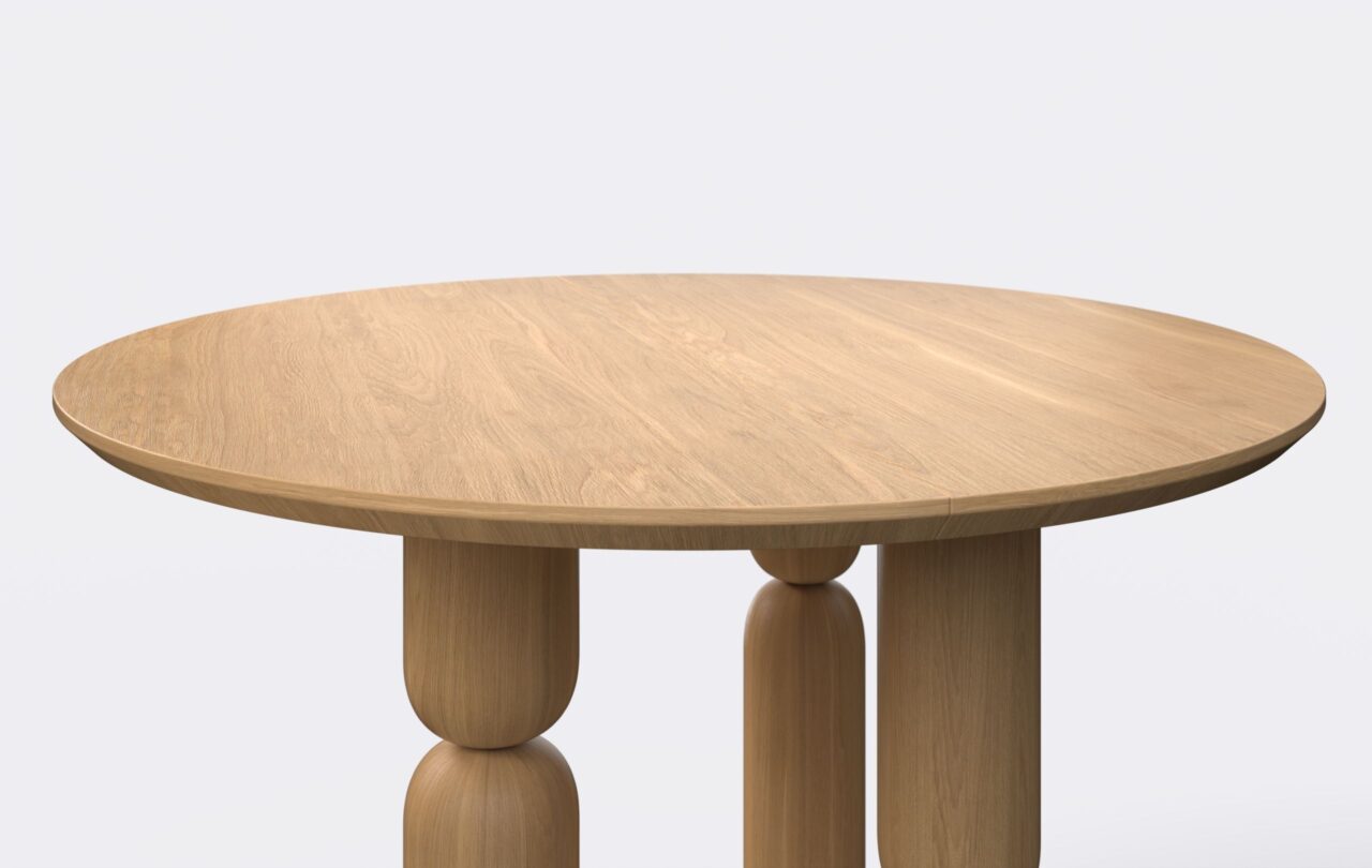 okrągły stół na trzech nogach, blat z forniru naturalnego.