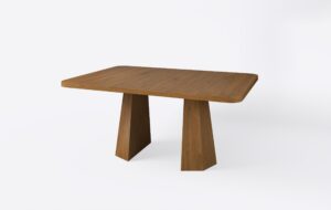 Rozłożony kwadratowy stół na jednej nodze, wykonany z forniru dębowego, o ciemnej kolorystyce i wysokiej estetyce.